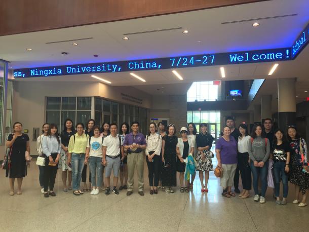 宁夏大学MBA师生在堪萨斯州立大学商学院合影留念