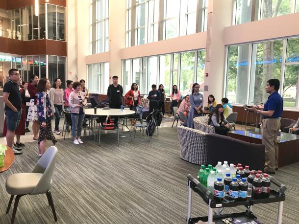 堪萨斯州立大学许淳教授向宁夏大学MBA师生介绍商学院概况
