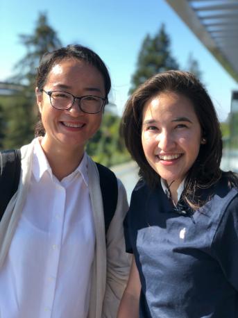 宁夏大学MBA学生李蕊与苹果总部参观中心工作人员合影留念